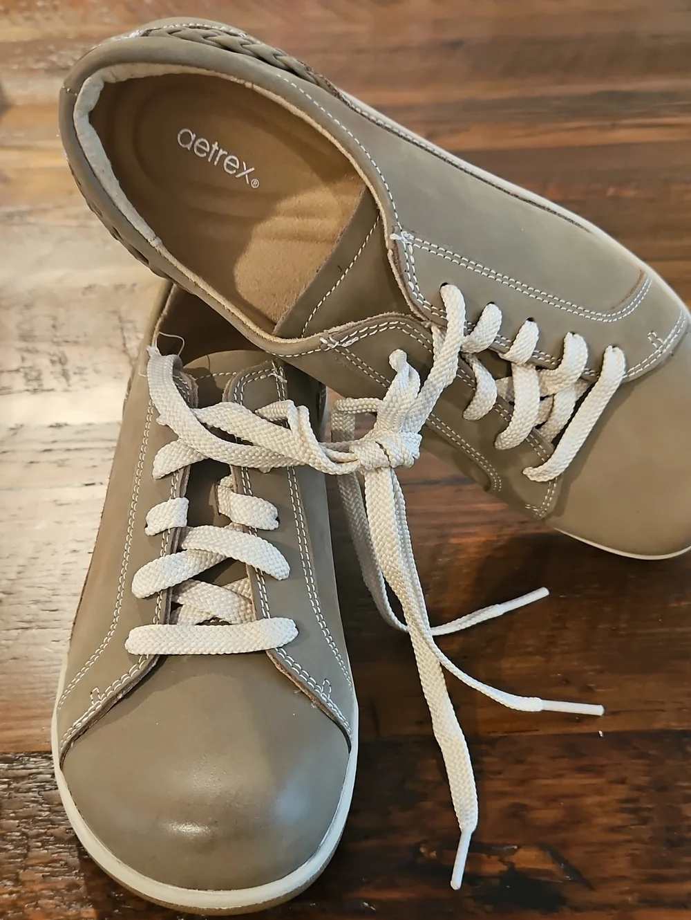 NWOB aetrex  Dana Women’s Taupe Casual Lace-Up Oxford  /Sneaker